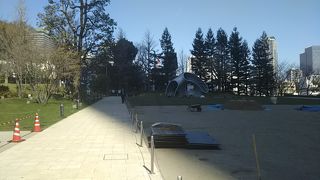 ミッドタウンの公園と一体利用の区立公園