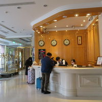 フロントは日本語対応です