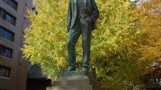 構内で一番有名な像かも