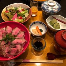 "あか牛"のステーキご飯定食