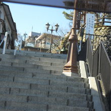 階段はかなり急なので、高齢者には危険かもしれません。