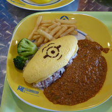ミニオンのプリントされたオムレツとカレーのセット　