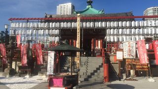 赤い建物、白い提灯