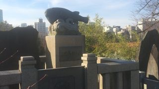 泳いでいるような石碑