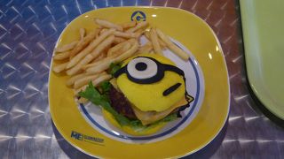 ミニオンのカフェ♪　ミニオンのハンバーガー、カレーが食べられます♪