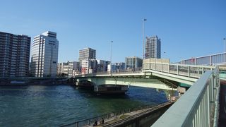 橋から眺める川沿いのビル群が都会らしい