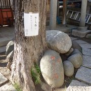 神社の拝殿前に力石が置かれていました