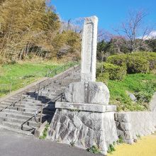 入口に建てられている