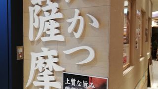 エスカレーターすぐの店舗