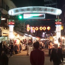 近くの臨江街夜市。こじんまりした夜市です