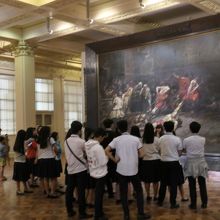 フィリピンの著名画家の作品前で、ガイド説明を聞く学生達
