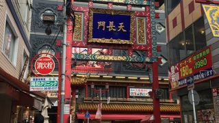 関帝廟通りの東端の牌楼！