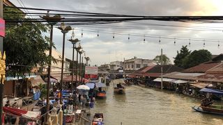 地元の方で賑わう週末マーケットと眩い蛍