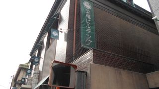 おしゃれなレトロショッピングビル