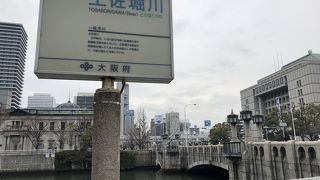 中之島をはさみます