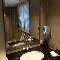 バスルームには窓がある