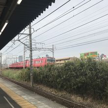 名古屋駅から名鉄電車が来たのが見えます