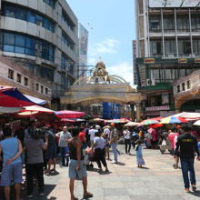 教会前にあるキアポマーケット