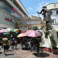 庶民的なマーケットです