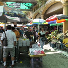 道路にはみ出して商品が並べられています