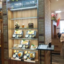 店舗外のウインドウです