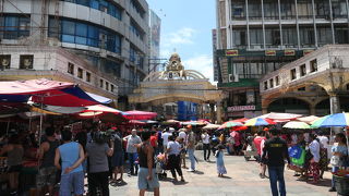 教会前の庶民的なキアポマーケット