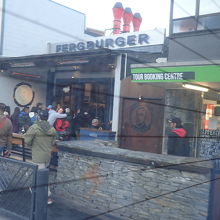 外に並んで注文の順番を待ちます