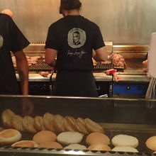 ガラス越しに、ハンバーガーを作るのを見ながら待っていました