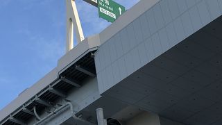 橋の下から大きさを確認しました