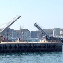 橋が跳ね上がった様子