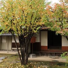 端正なたたずまいの旧高峰家