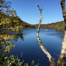 上湖群から見たコジャク湖と遊覧船