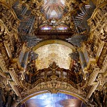 身廊の両サイドにそびえるパイプオルガン