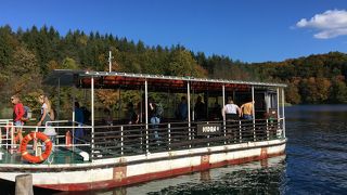 コバルトブルーのコジャク湖を静かに静かに船は進みます。