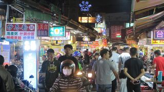 南国らしいゆるい雰囲気の夜市。原付多し。