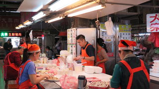 典型的な台湾の市場。隣接する三民街にはおいしい屋台がたくさん。