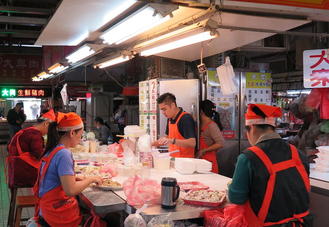 典型的な台湾の市場。隣接する三民街にはおいしい屋台がたくさん。