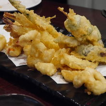 天ぷら盛り合わせは量が多いです