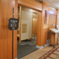 地下のレストラン、ショッピングアーケードも充実