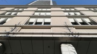 東京駅丸の内口にそびえ立つ複合ビル　丸ビル