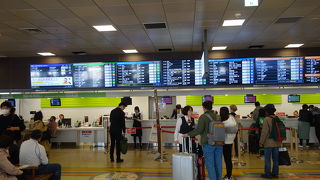 高速バスの盛況を実感します。高速道路を整備したおかげです。