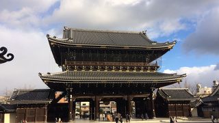 圧倒的な迫力がある大門