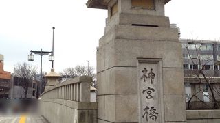 明治神宮の入口に相応しく重厚な橋