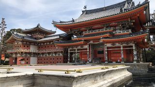 色彩色が派手な浄土真宗本願寺派のお寺です