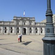 サンティアゴの市内観光をしている時に、アルマス広場から徒歩で訪れました。