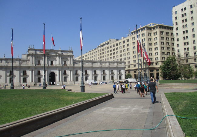 ピノチェットの軍事クーデターで有名になった大統領府「モネダ宮殿」の前にある広場です。