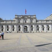 かつて貨幣造幣局として使用されていた大統領官邸で、通常モネダ宮殿の内部に入ることは出来ません。