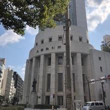 この中に銅像があります