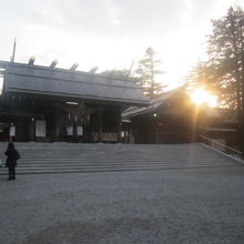 夕日と本殿入口とのコラボ風景の様子
