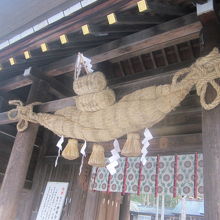 本殿入口の注連縄のボリュームも素晴らしいですね！